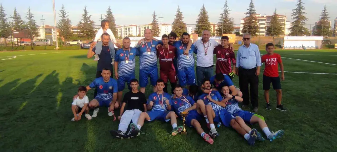 akin-koyu-spor-fethi-heper-futbol-turnuvasinda-sampiyon-oldu