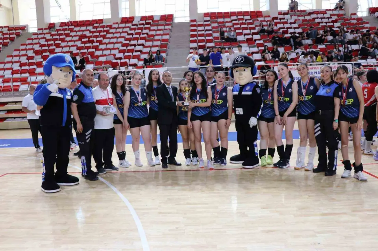 il-emniyet-mudurlugu-tarafindan-duzenlenen-voleybol-turnuvasi-sona-erdi