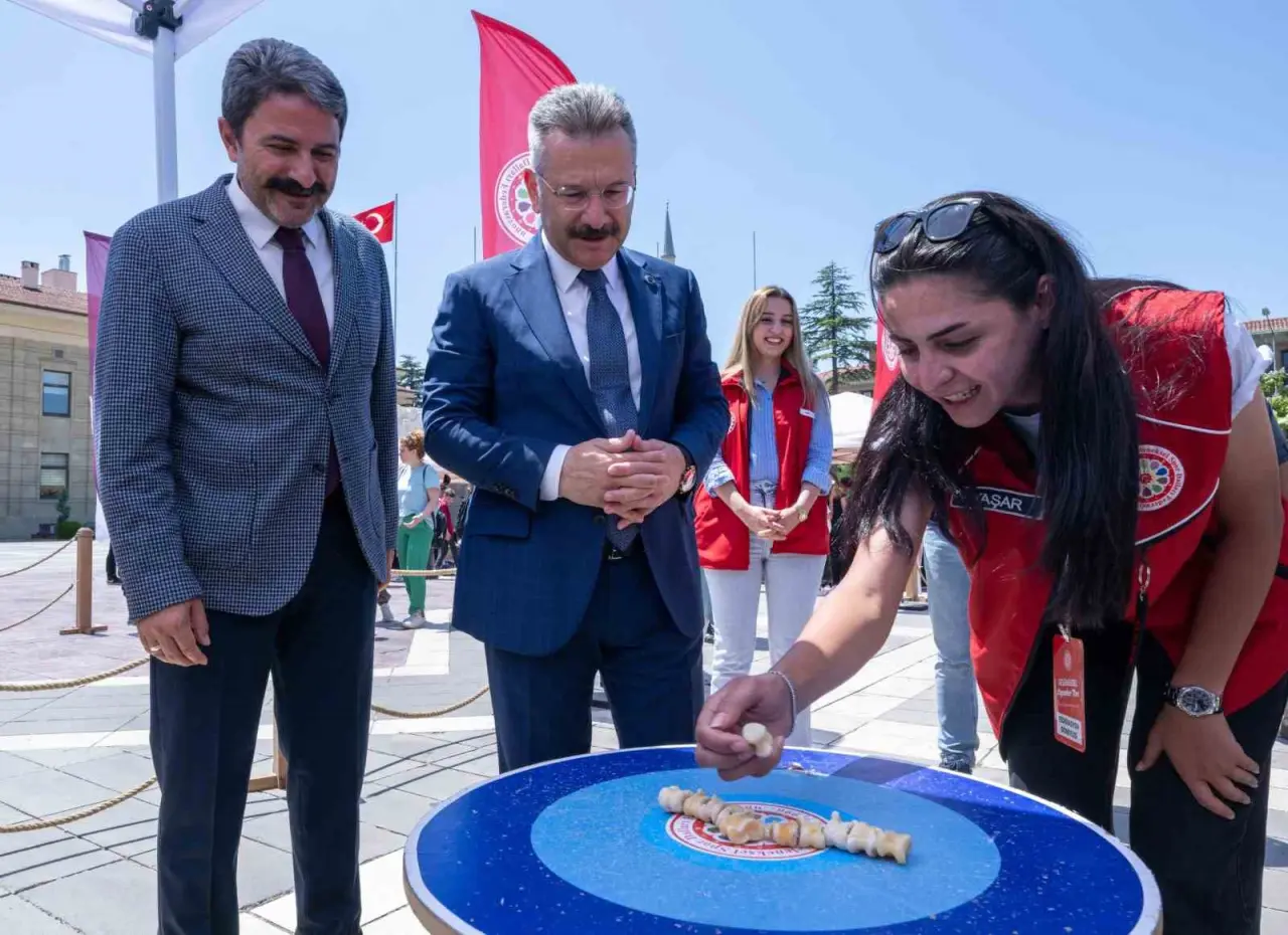 vali-aksoy-geleneksel-oyunlar-tirini-ziyaret-etti