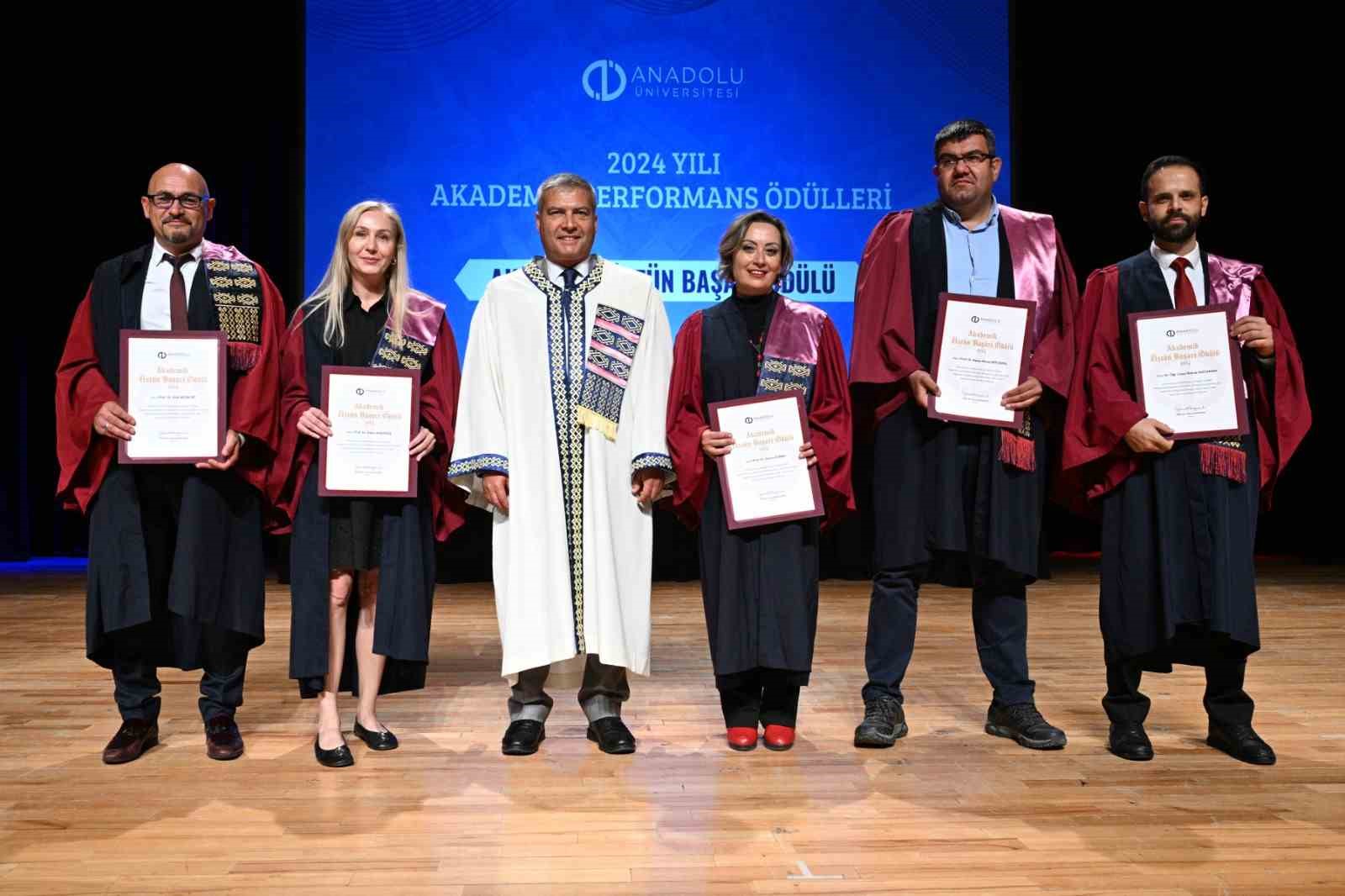 anadolu-universitesi-akademik-performans-odulleri-sahiplerini-buldu