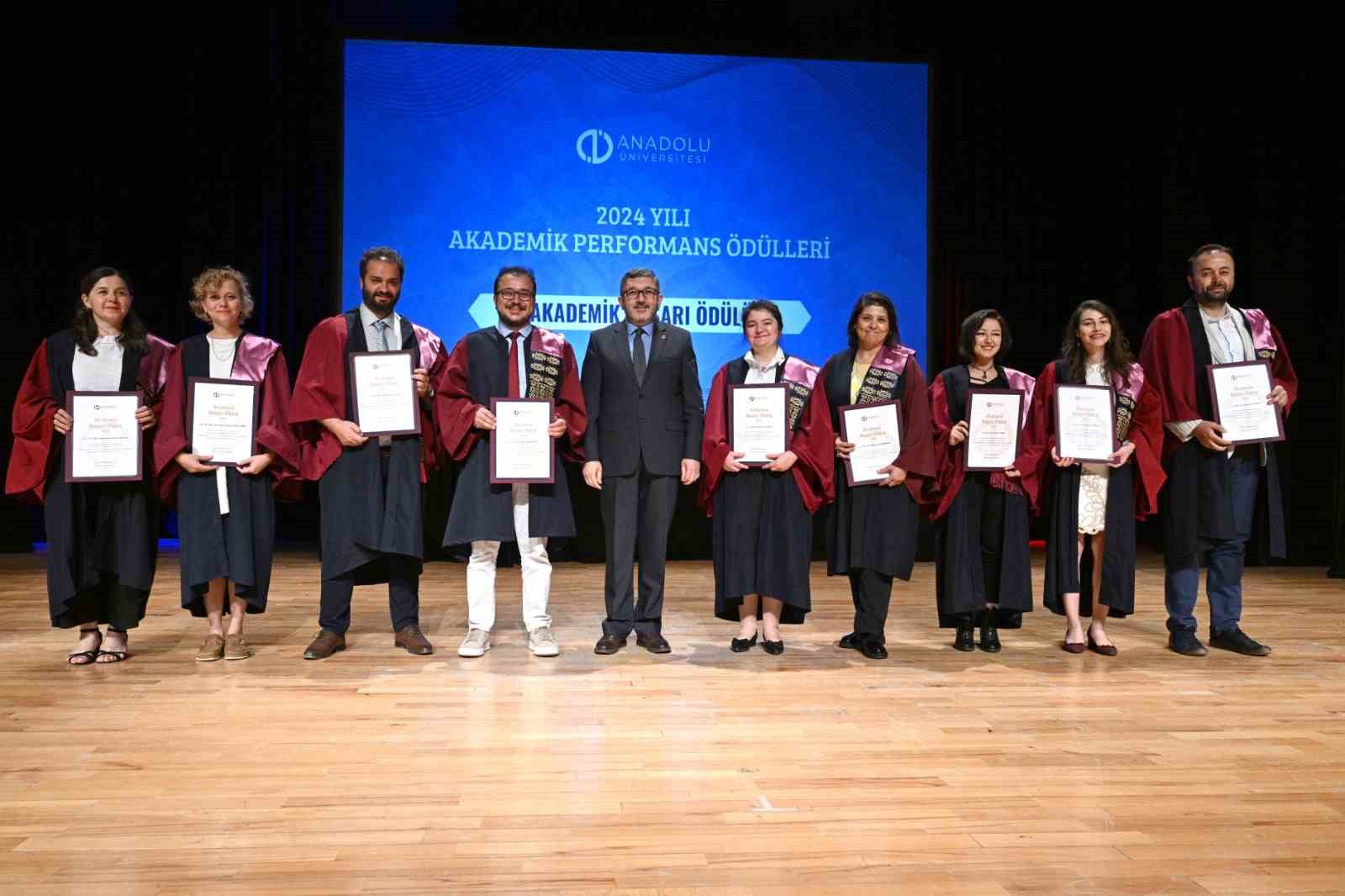anadolu-universitesi-akademik-performans-odulleri-sahiplerini-buldu
