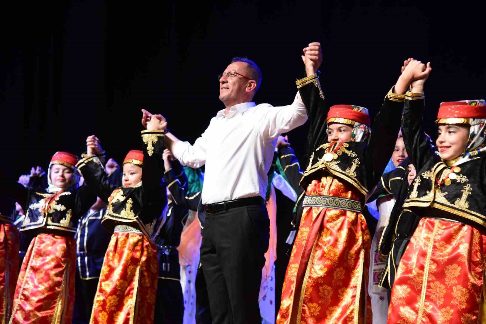 anadolu-universitesinden-cocuk-halk-danslari-toplulugu-gosterisi