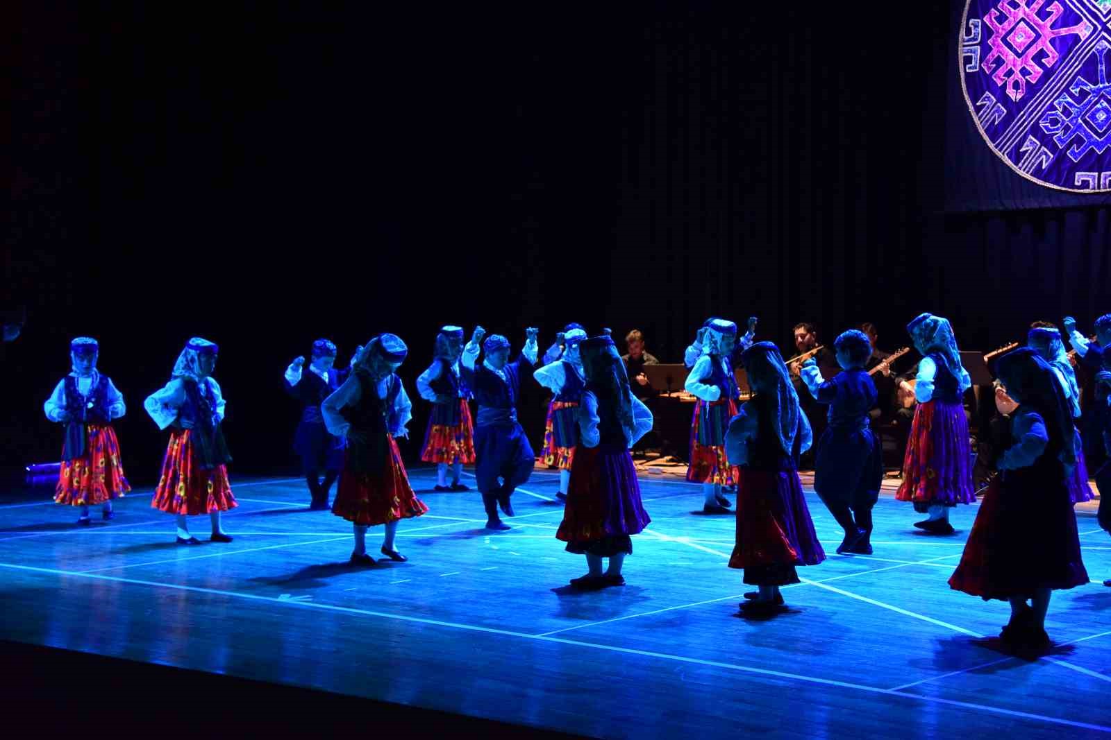 anadolu-universitesinden-cocuk-halk-danslari-toplulugu-gosterisi