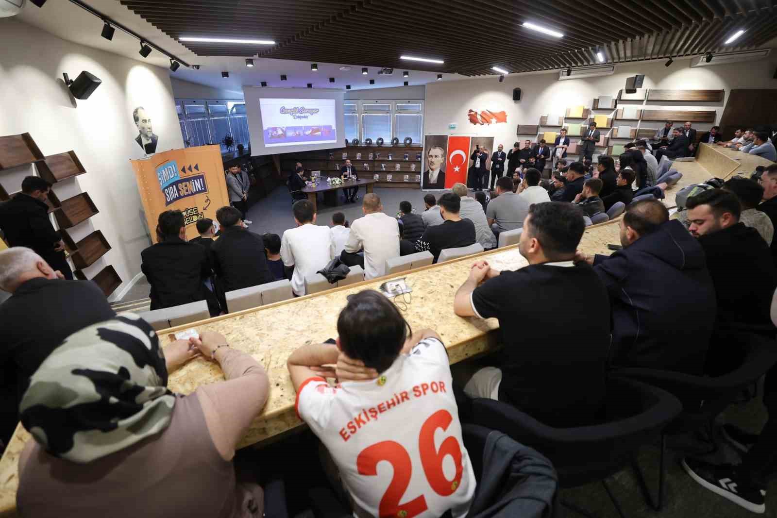 bakan-bayraktar-anadolu-universitesinde-genclerle-bulustu