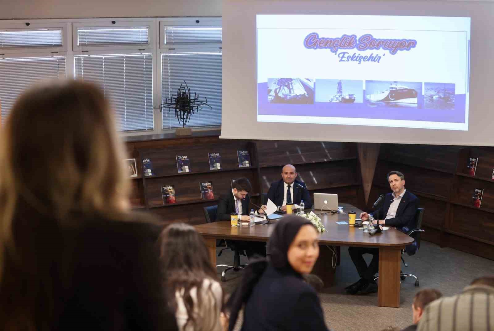 bakan-bayraktar-anadolu-universitesinde-genclerle-bulustu