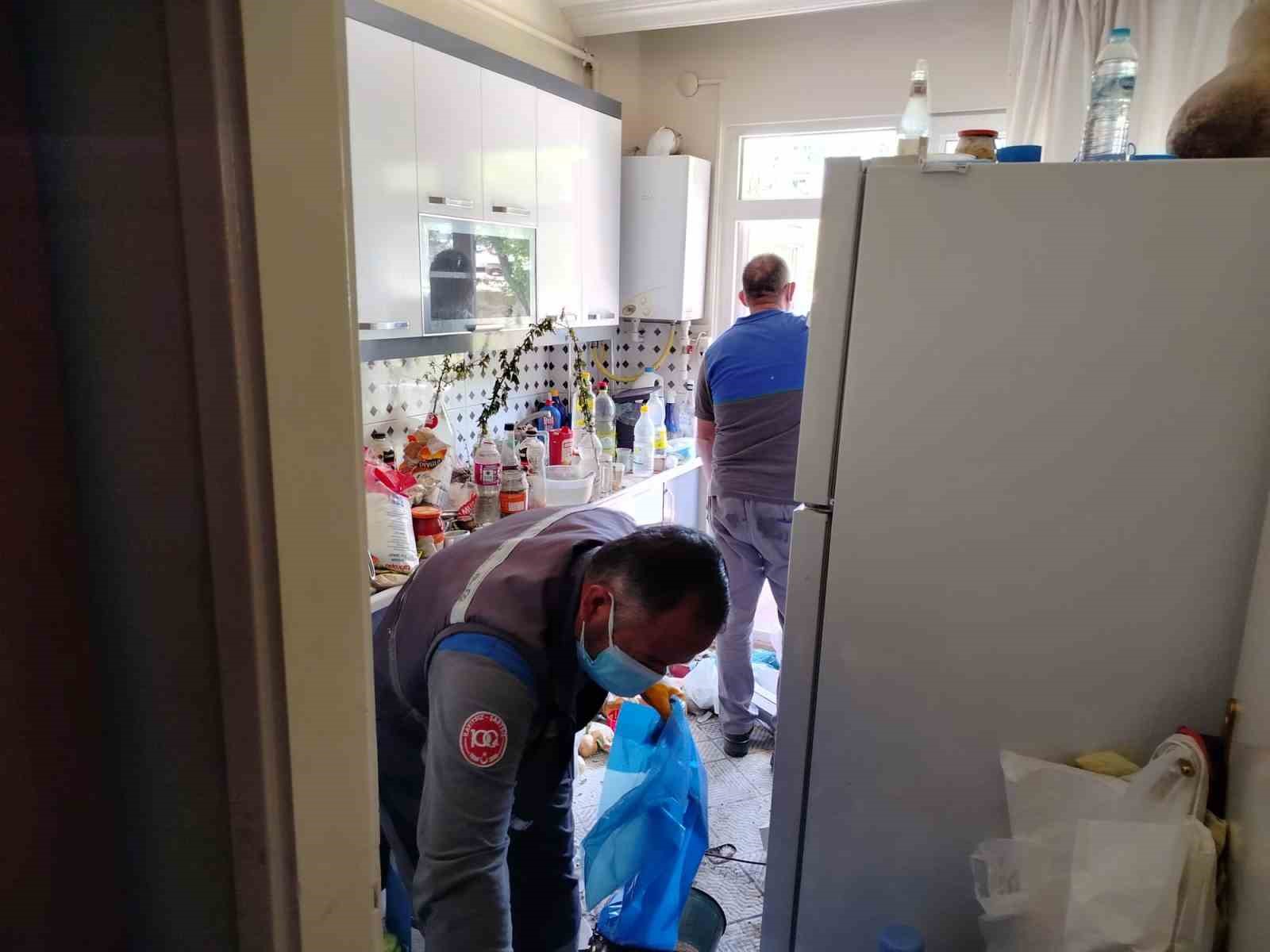 emekli-doktorun-cop-eve-donen-dairesi-temizlendi
