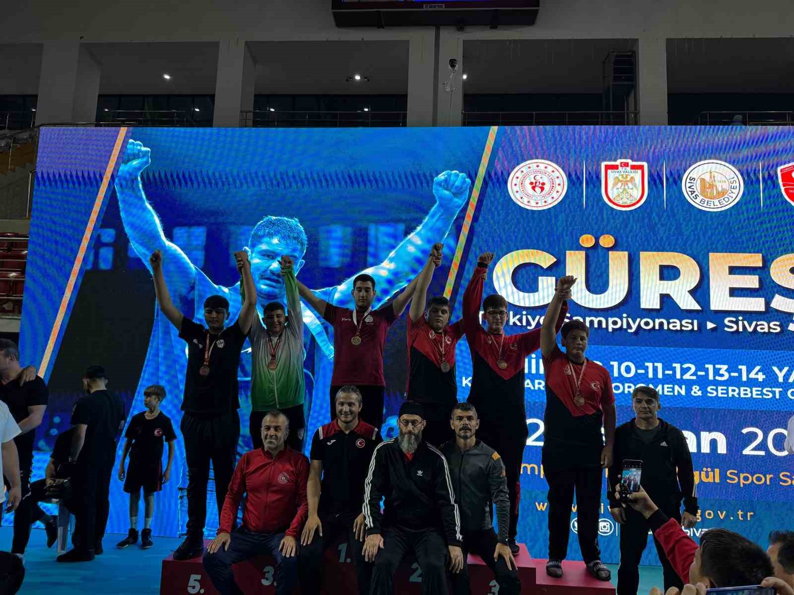 eskisehirli-guresciler-sivasta-sampiyonada-basari-elde-etti