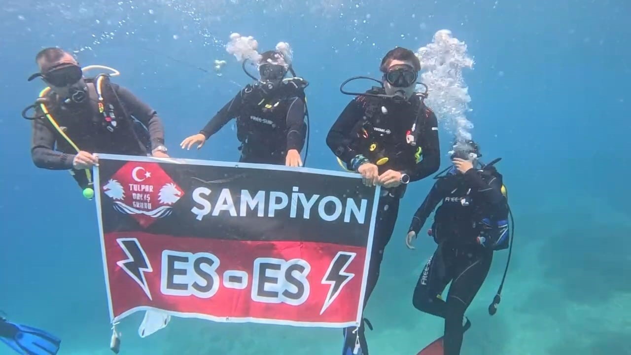 eskisehirsporun-sampiyonlugunu-denizin-26-metre-altinda-kutladilar