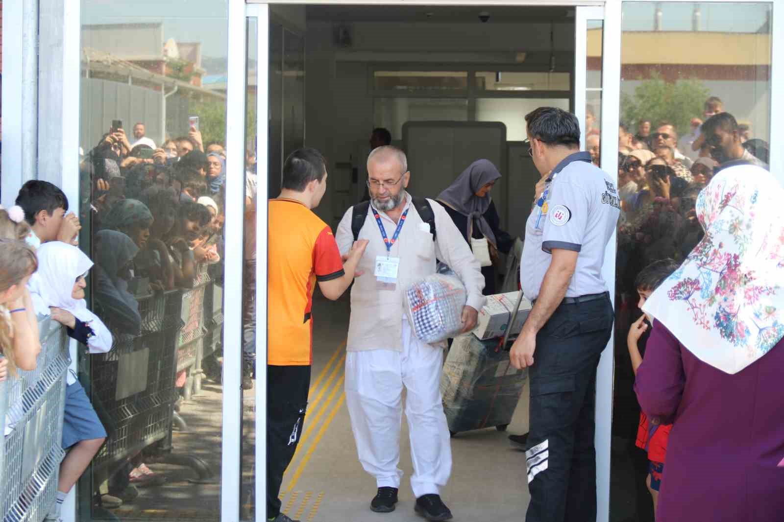 hacdan-donen-dedesini-ve-ninesini-icardinin-hareketiyle-karsiladi
