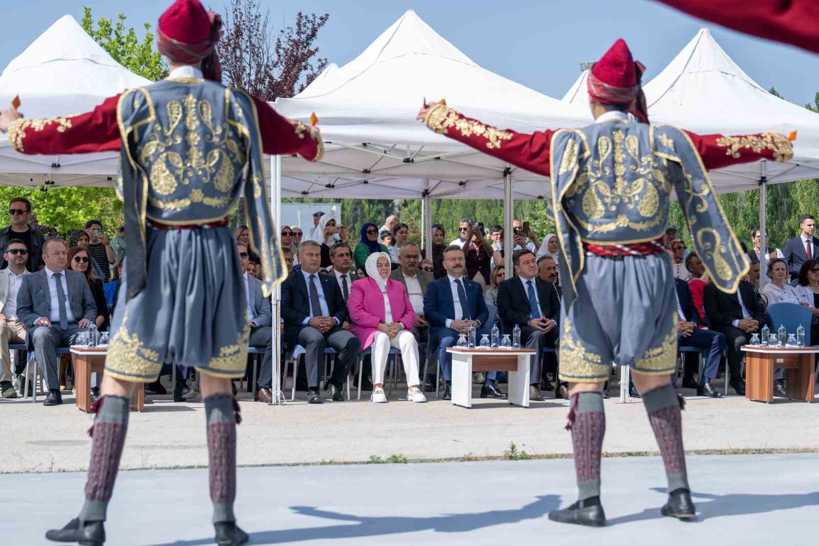 hayat-boyu-ogrenme-yil-sonu-sergisinin-acilis-toreni-yapildi