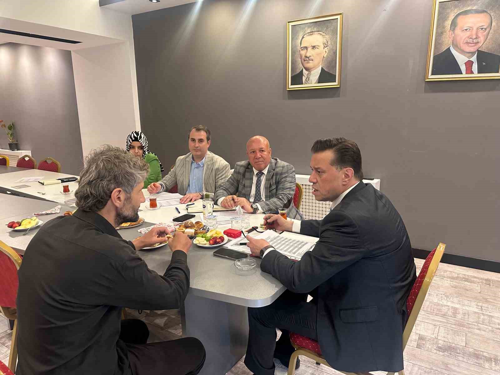milletvekili-hatipoglu-halk-gununde-vatandaslarin-talebini-dinledi