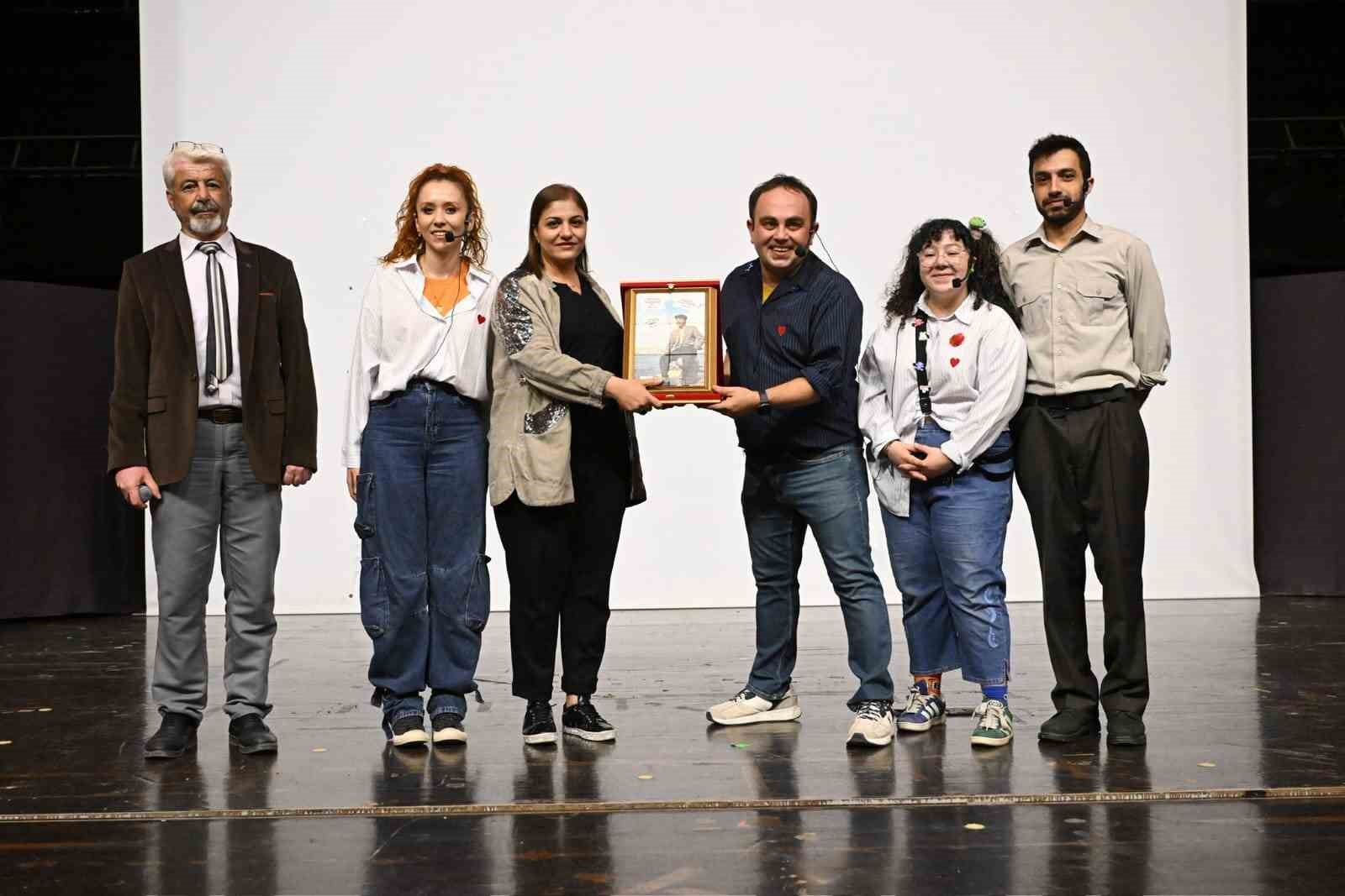 odunpazari-belediyesi-tiyatrosu-kirsehirde-minik-kalplere-dokundu