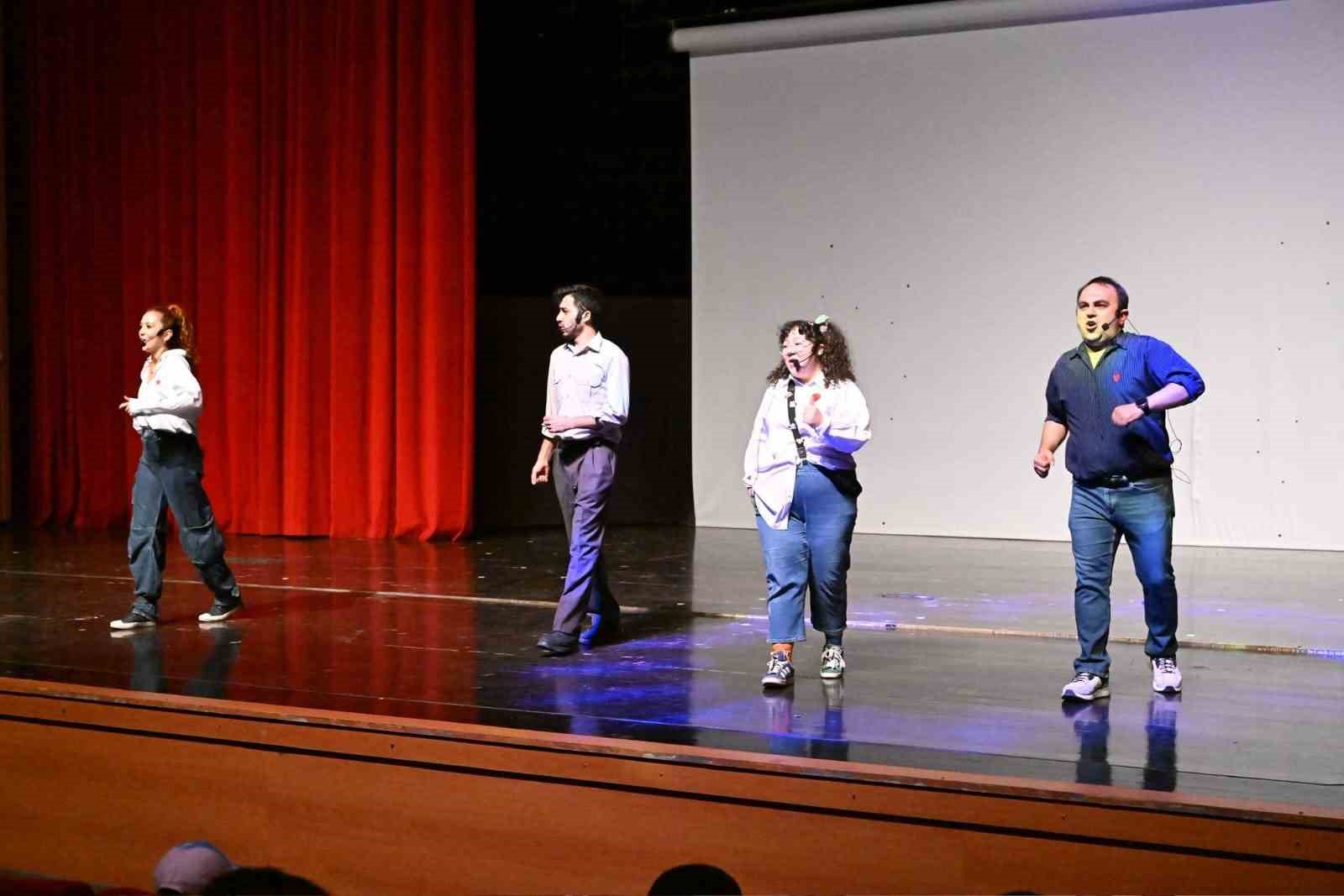 odunpazari-belediyesi-tiyatrosu-kirsehirde-minik-kalplere-dokundu