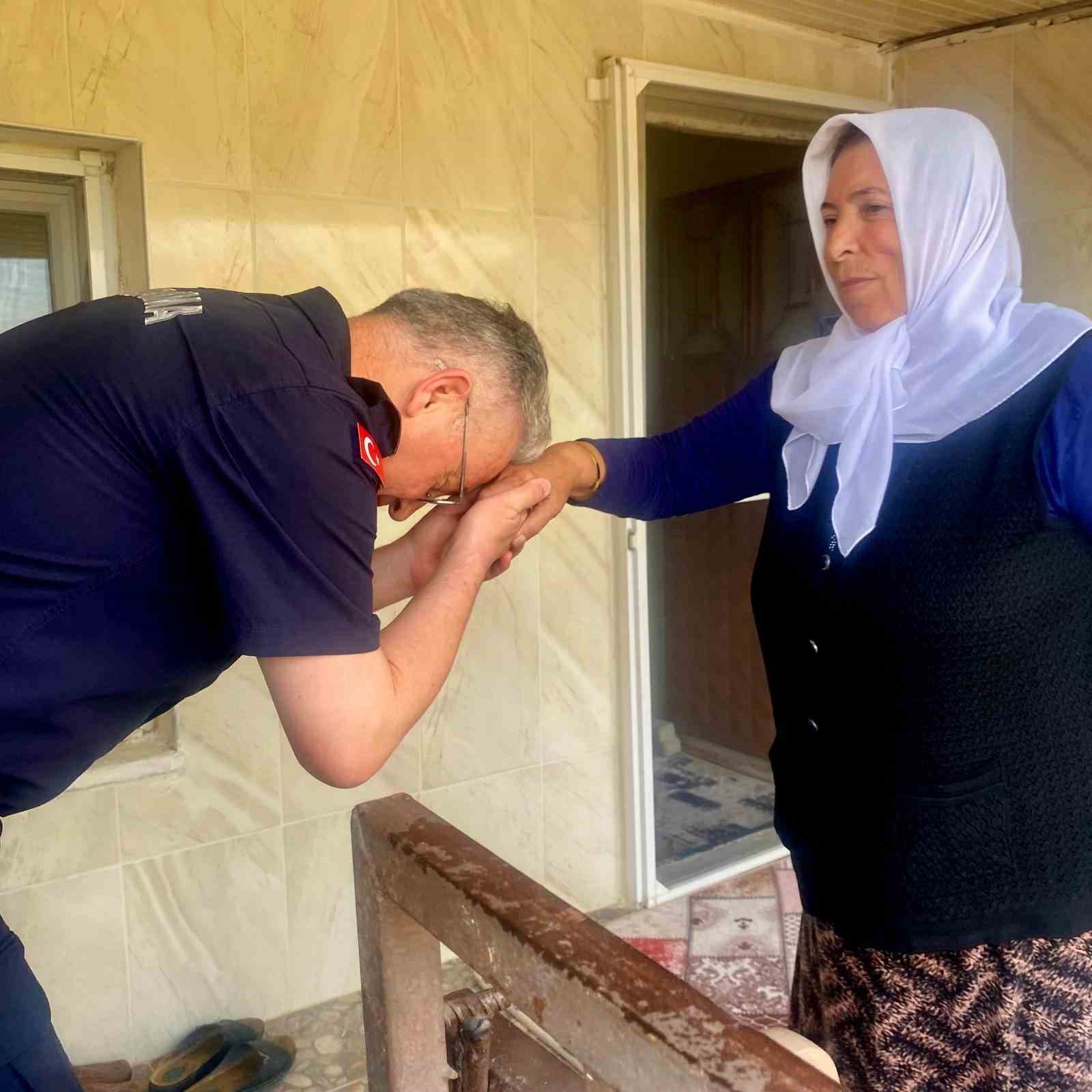 sehit-annesi-evladinin-silah-arkadaslarini-konuk-etti