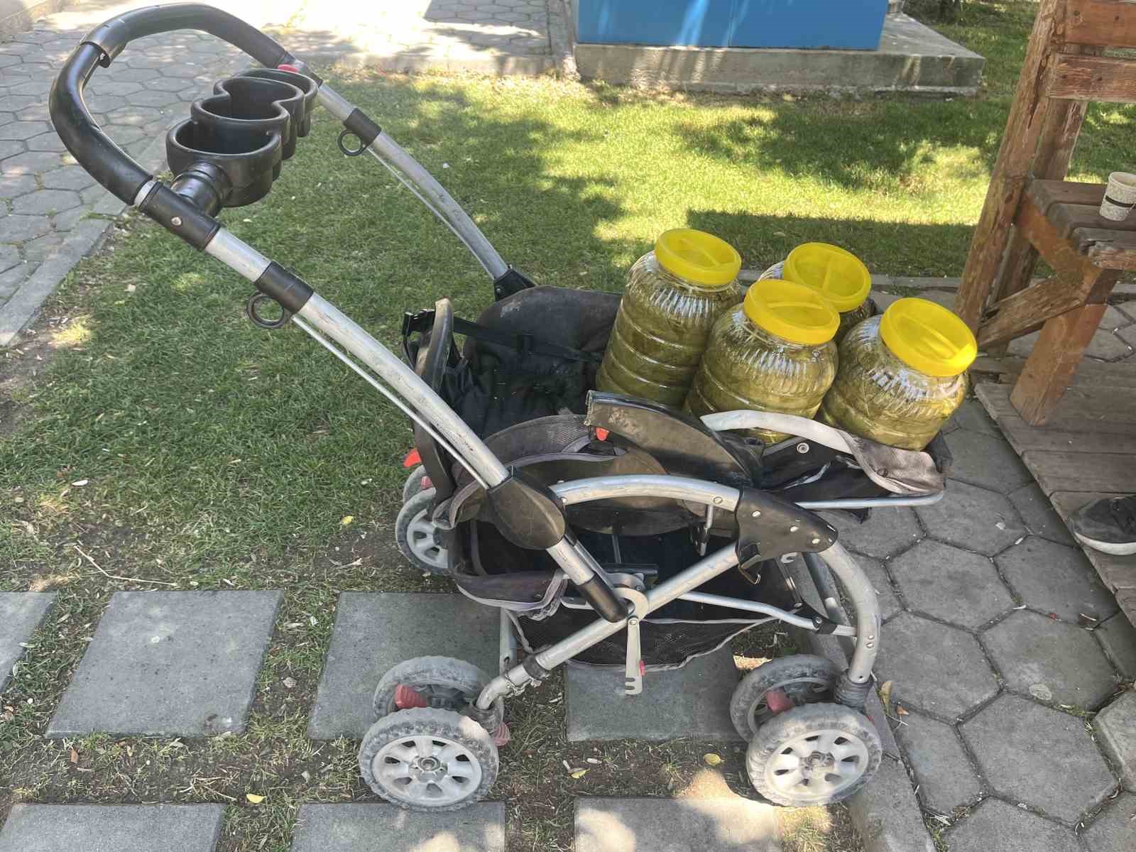 sokak-sokak-dolasip-bebek-arabasina-yukledigi-salamura-yapraklari-satiyor