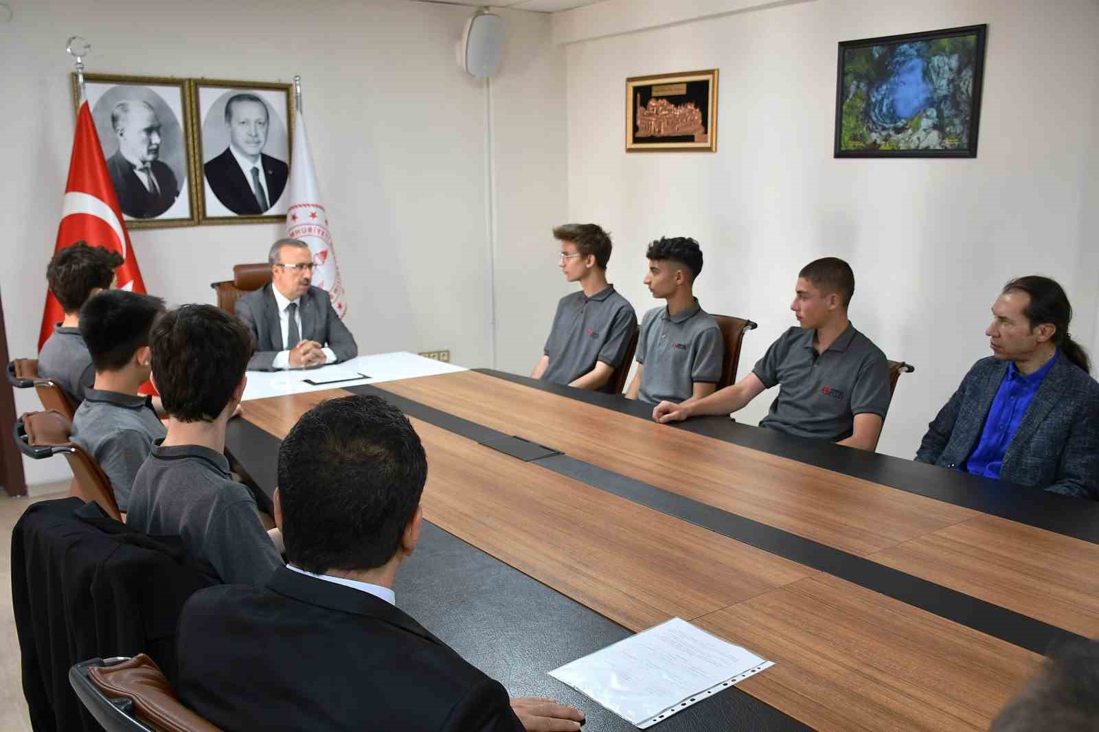 uluslararasi-robot-yarismasinda-derece-alan-ogrencilerden-il-milli-egitim-muduru-aydina-ziyaret
