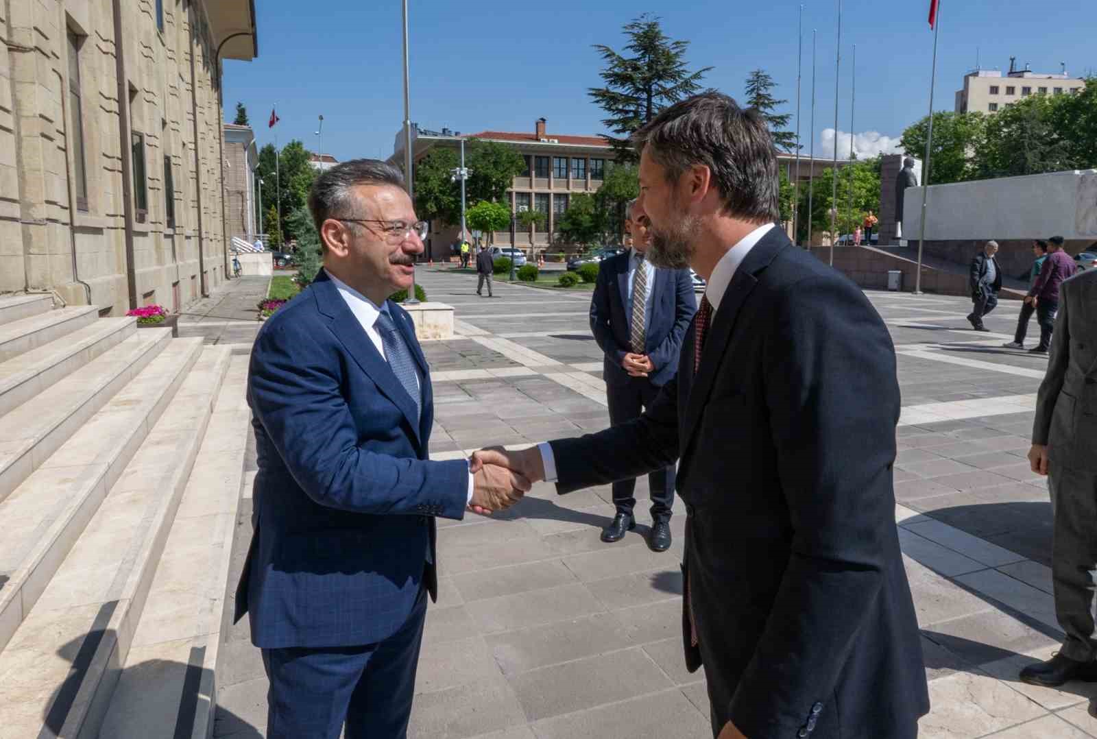 valisi-huseyin-aksoy-buyukelci-viktor-matisi-makaminda-kabul-etti