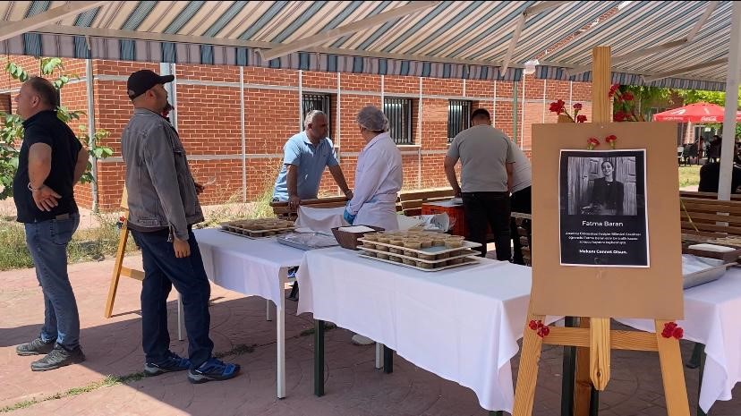 vefat-eden-anadolu-universitesi-ogrencisi-fatma-baran-icin-fakultesinde-helva-dagitildi