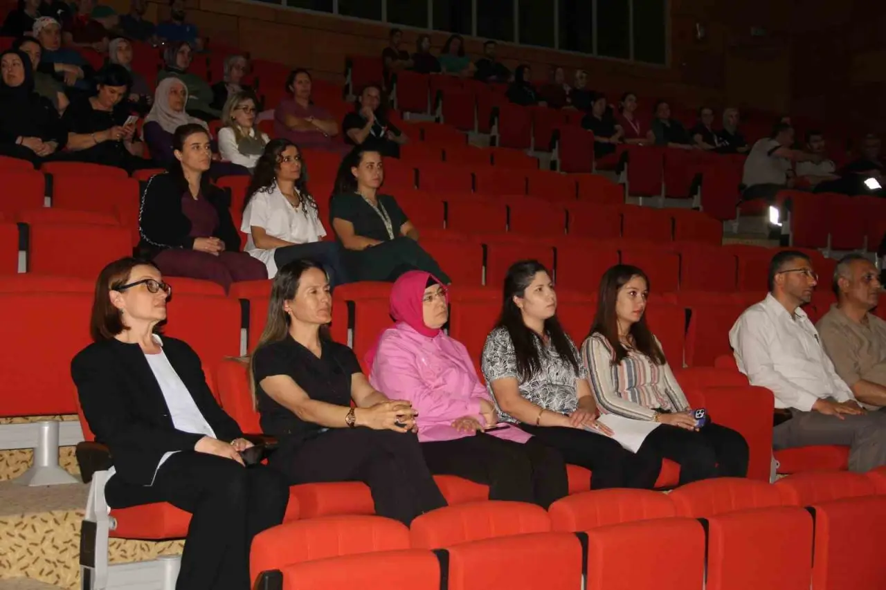 devlet-hastanesinde-saglik-calisanlarina-yonelik-iletisim-egitimi