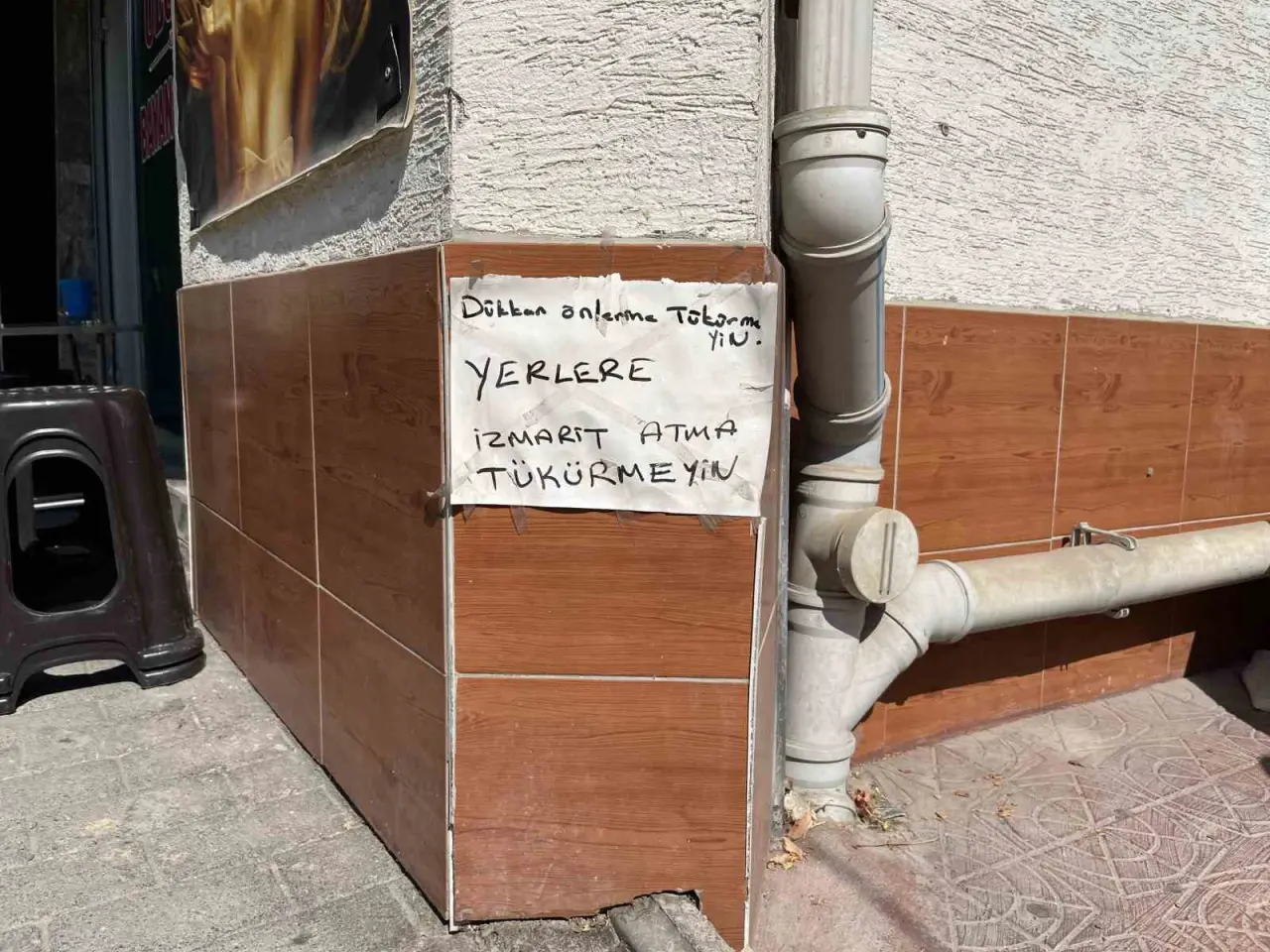 dukkaninin-onune-astigi-uyari-yazisi-ile-istedigi-sonucu-aldi