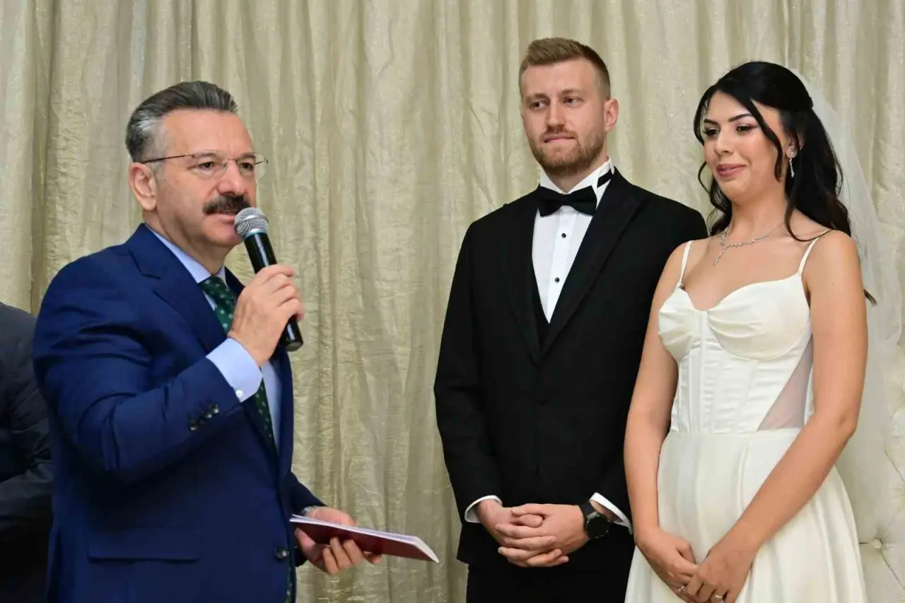 vali-aksoy-polis-memurunun-kizinin-nikah-sahidi-oldu