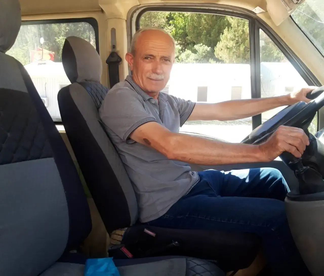 jandarma-servis-soforunun-buldugu-5-bin-lirayi-sahibine-teslim-etti