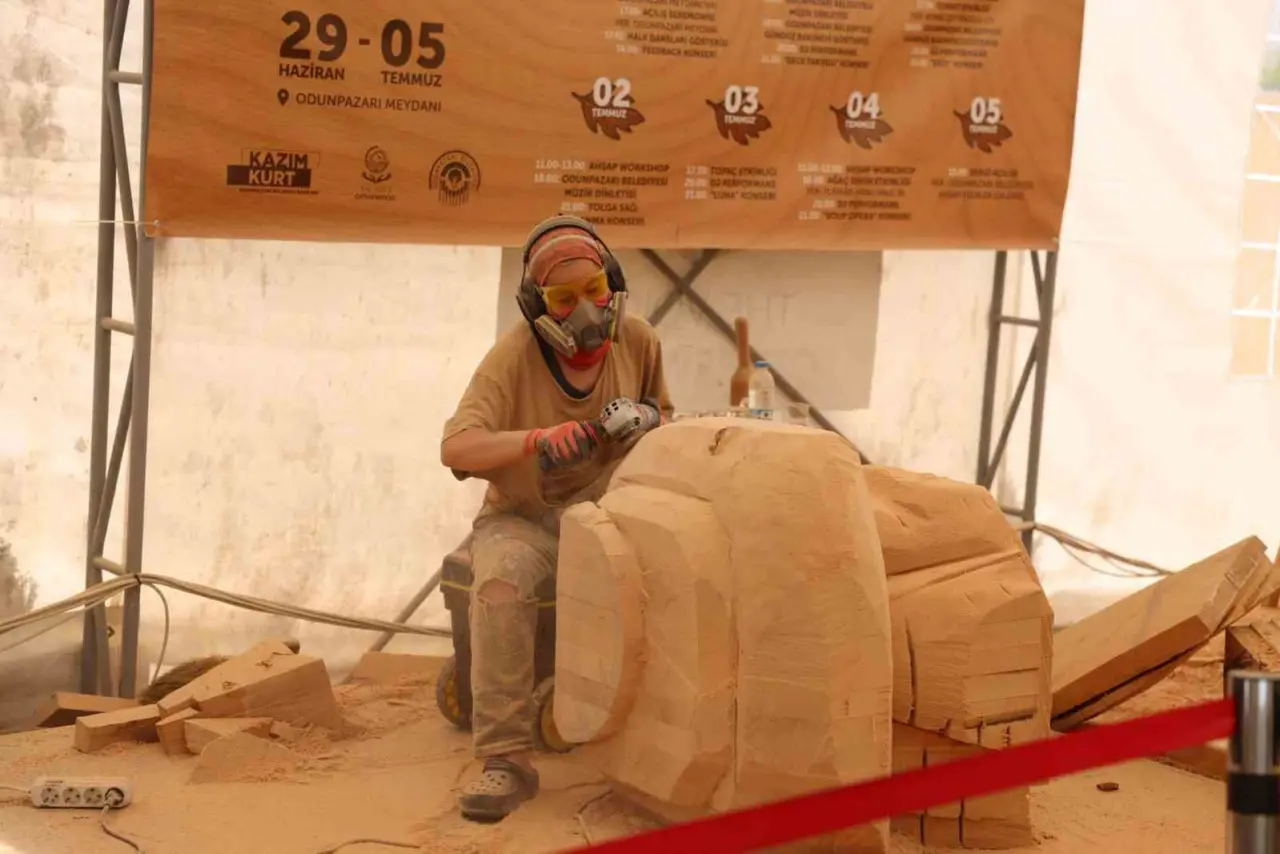 ahsap-heykel-festivali-coskuyla-devam-ediyor