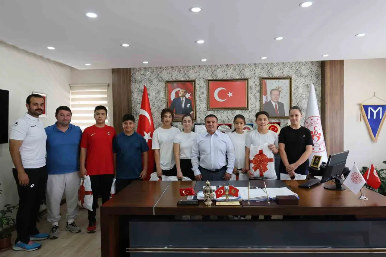 judonun-yildizlari-basarilarini-il-muduru-demiri-ile-paylasti