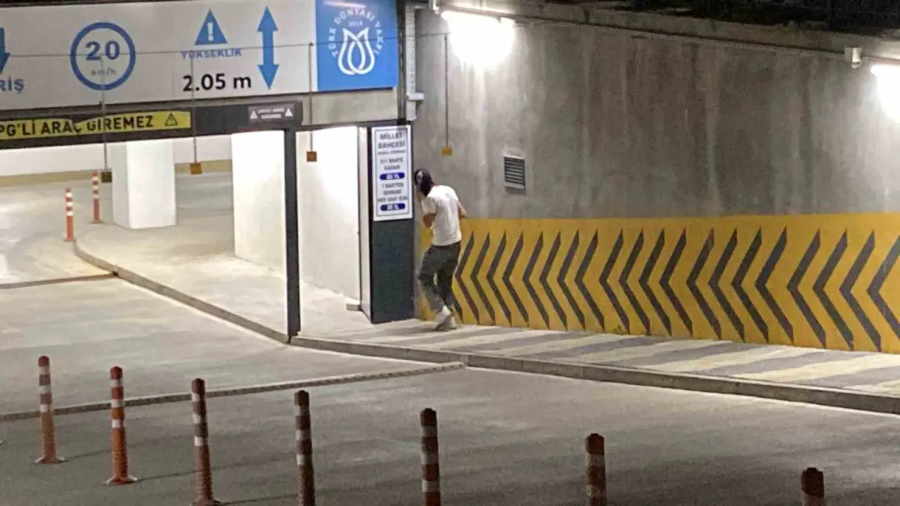 cocuklarin-otopark-gorevlisi-yasli-adam-ile-tepki-ceken-oyunu