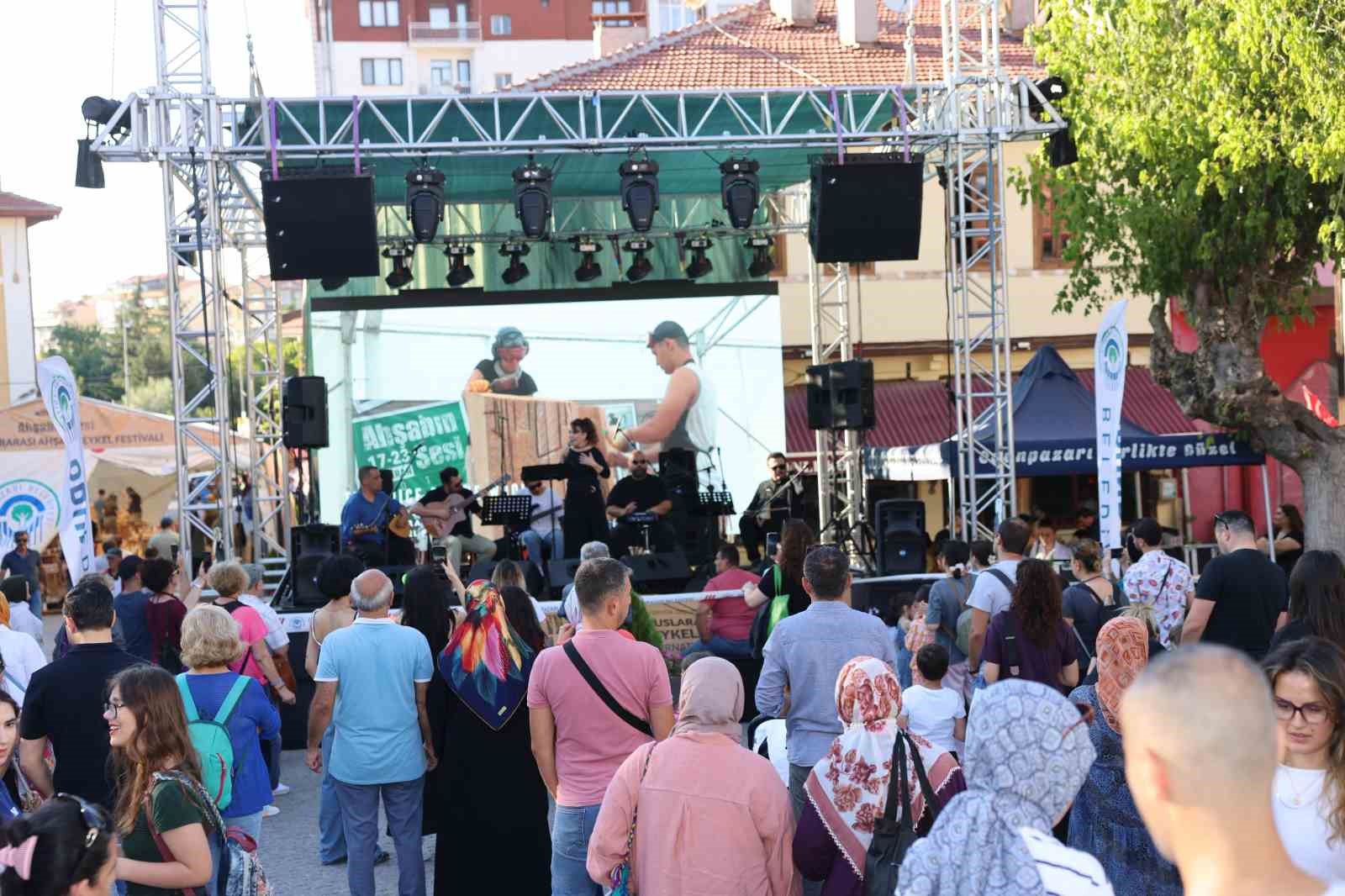 ahsap-heykel-festivali-coskuyla-devam-ediyor