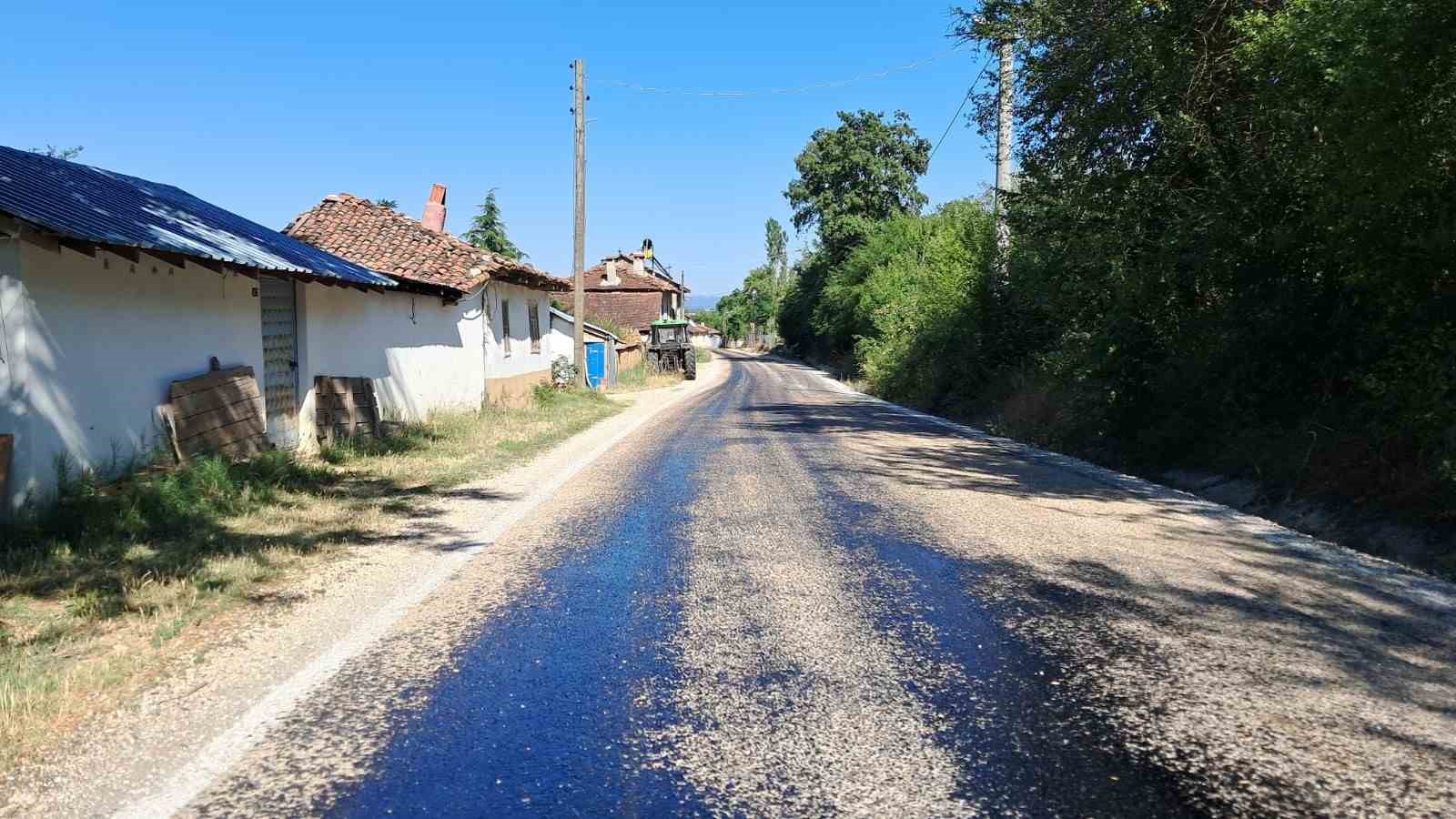 bilecikte-eriyen-asfalta-karsi-karayollarinda-kumlama-calismasi