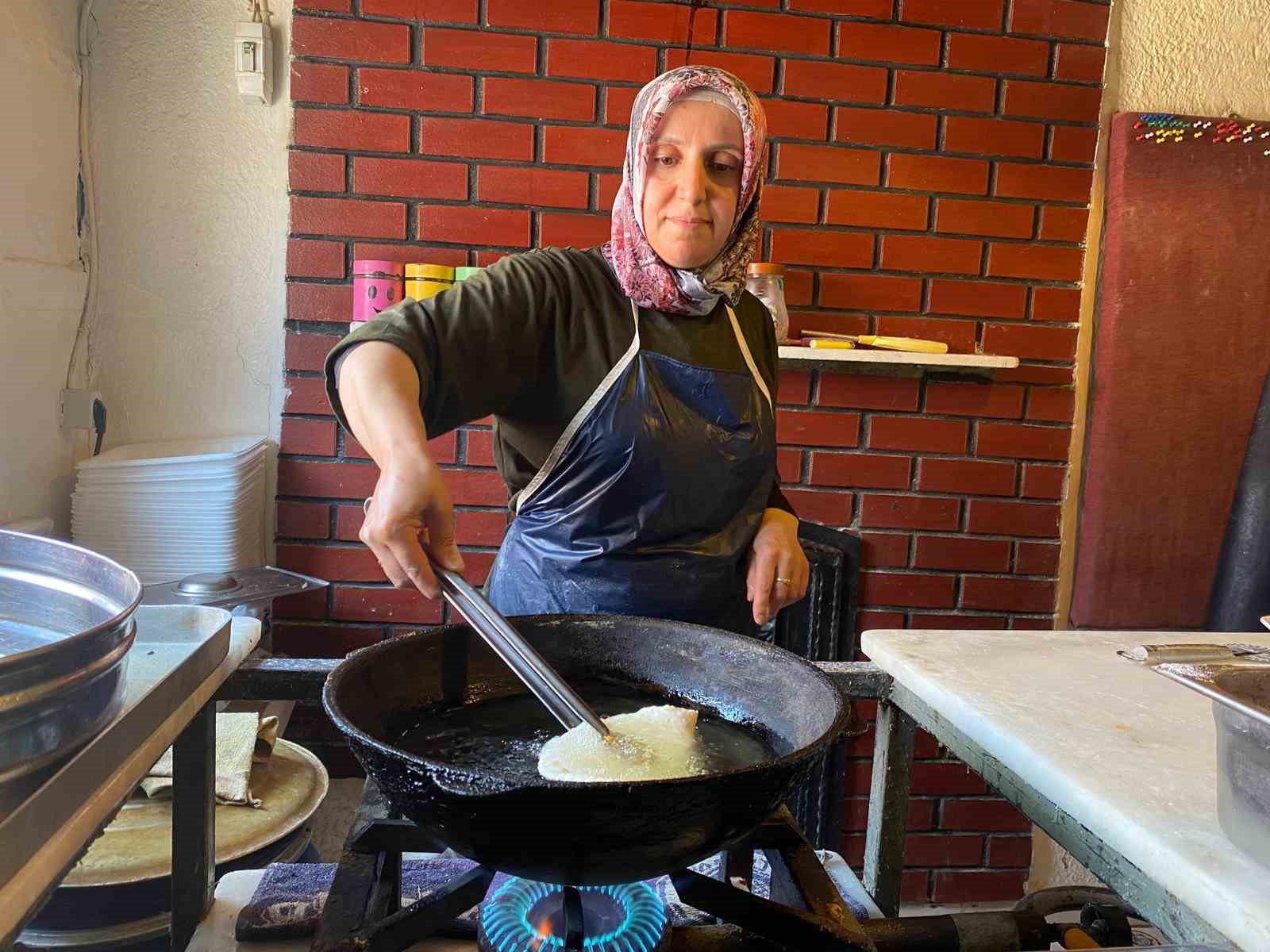 bu-lezzetin-en-onemli-ozelligi-yagsiz-kiymadan-ve-ince-hamurlu-olmasi