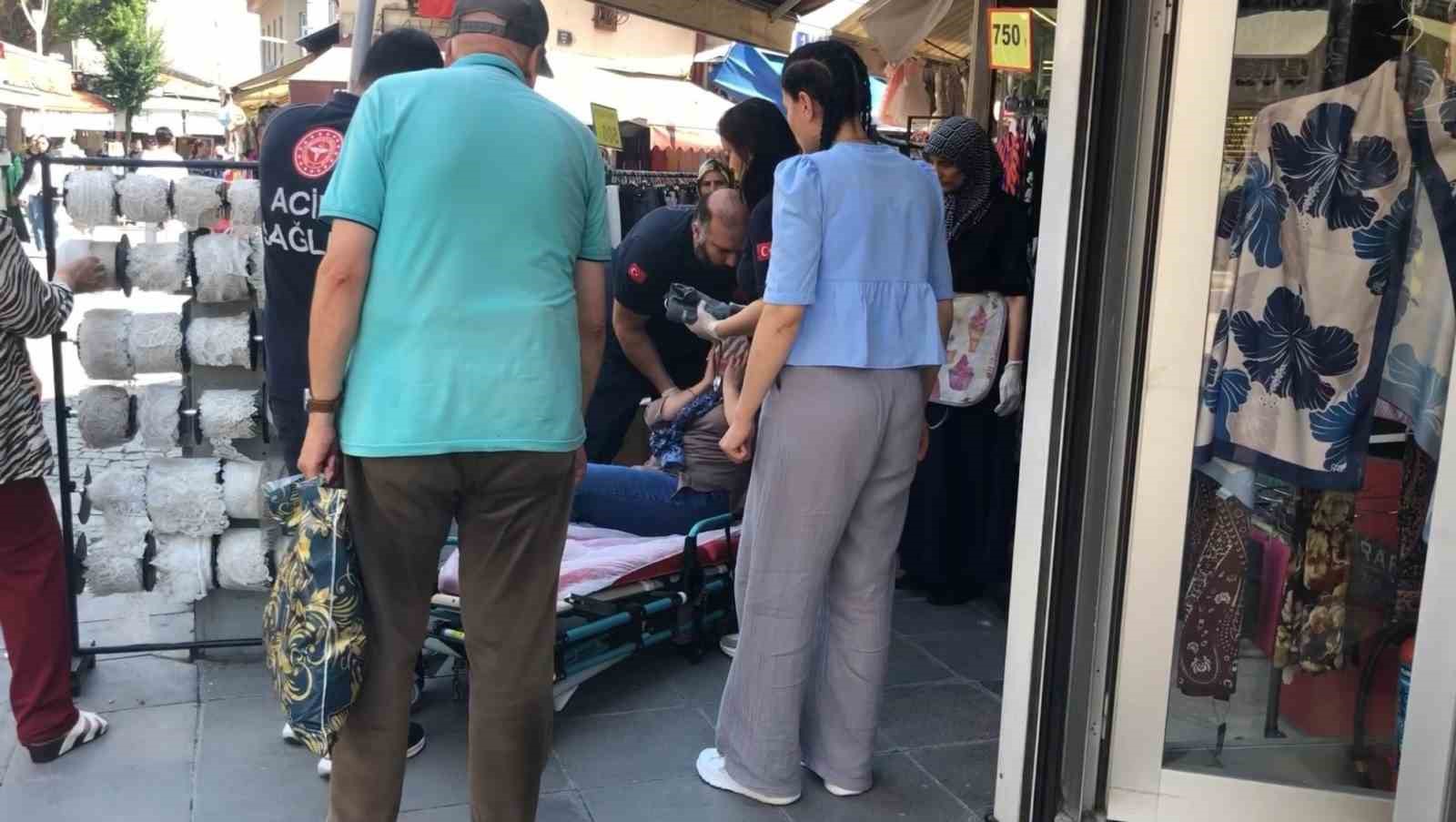 giyim-magazasi-onunde-aniden-bayildi-hastaneye-kaldirildi