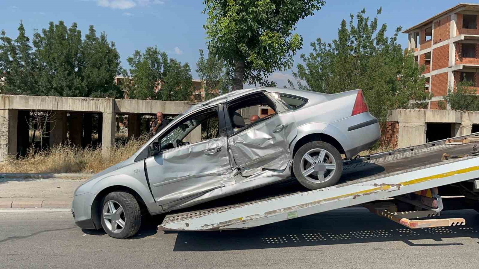 kazayi-inceleyen-polisin-aracina-kontrolden-cikan-otomobil-carpti-1i-polis-3-yarali
