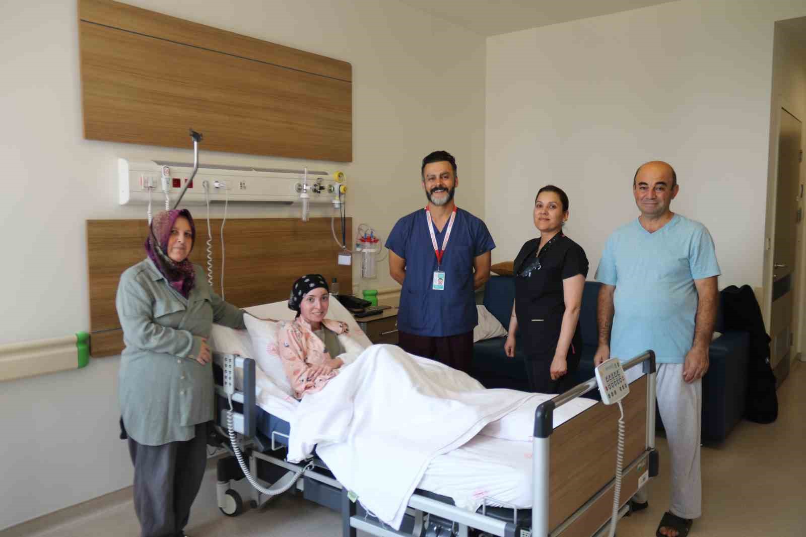kelebek-hastaliginin-yani-sira-kanserle-de-mucadele-eden-elif-kurtarilamadi