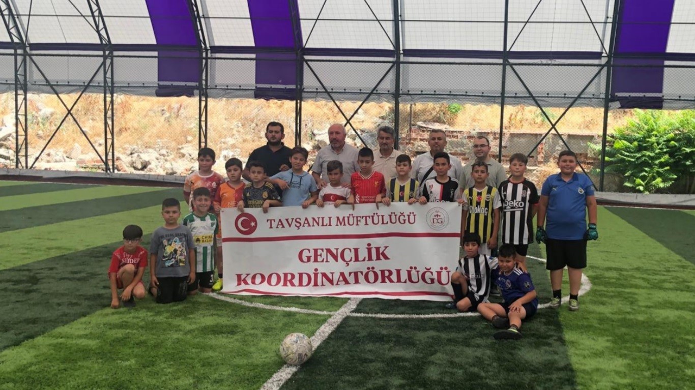 tavsanlida-yaz-kuran-kurslari-ogrencileri-futbol-turnuvasiyla-sosyallesiyor