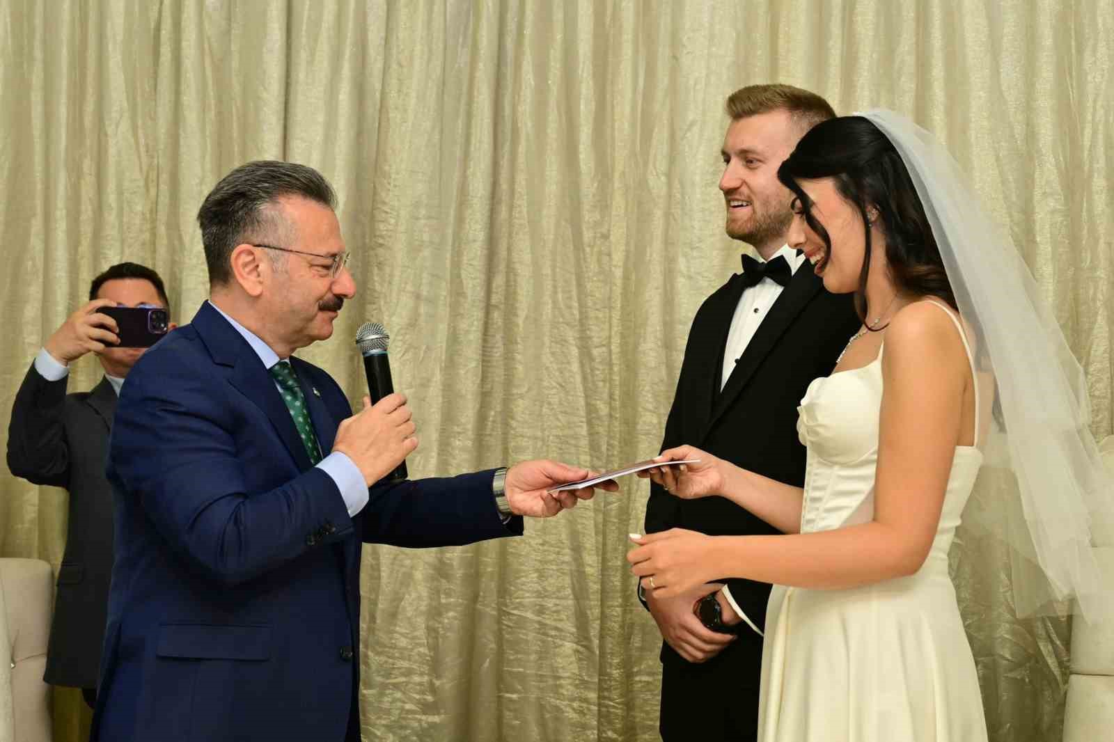 vali-aksoy-polis-memurunun-kizinin-nikah-sahidi-oldu