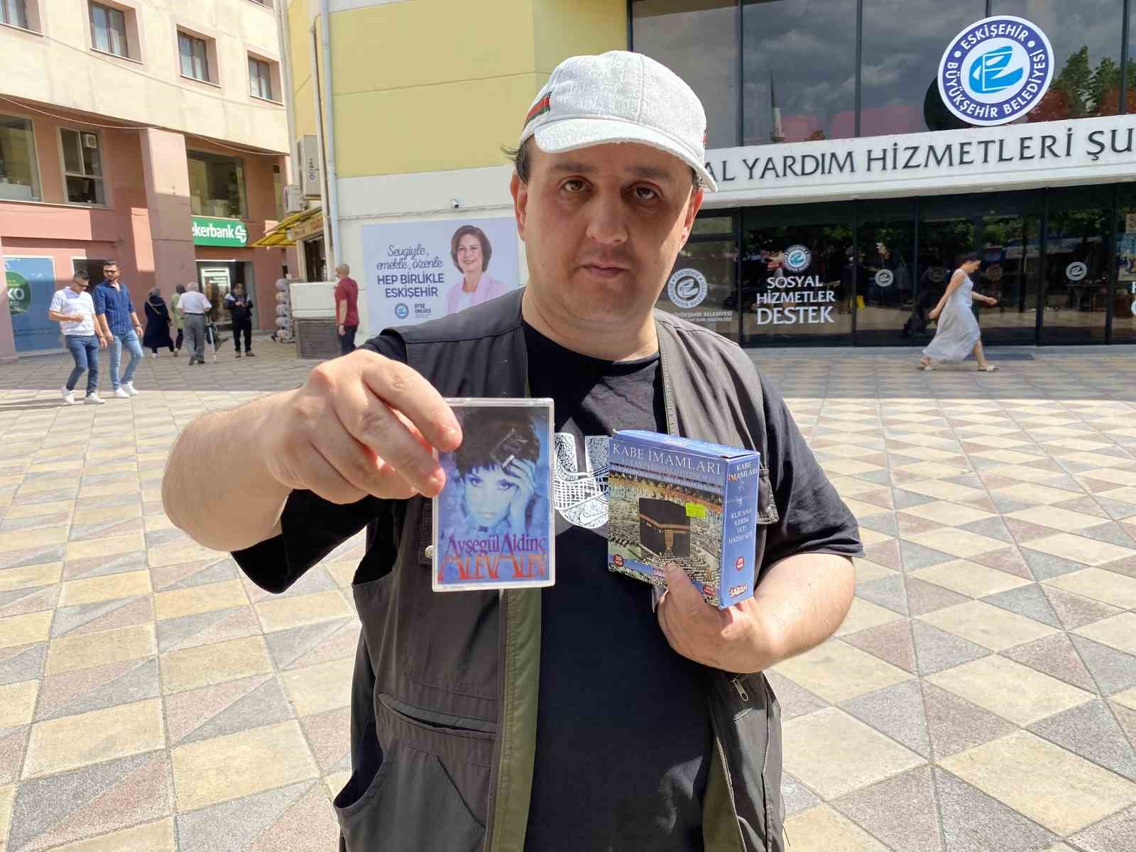 yillardir-sokak-sokak-dolasip-kaset-satmaya-calisiyor