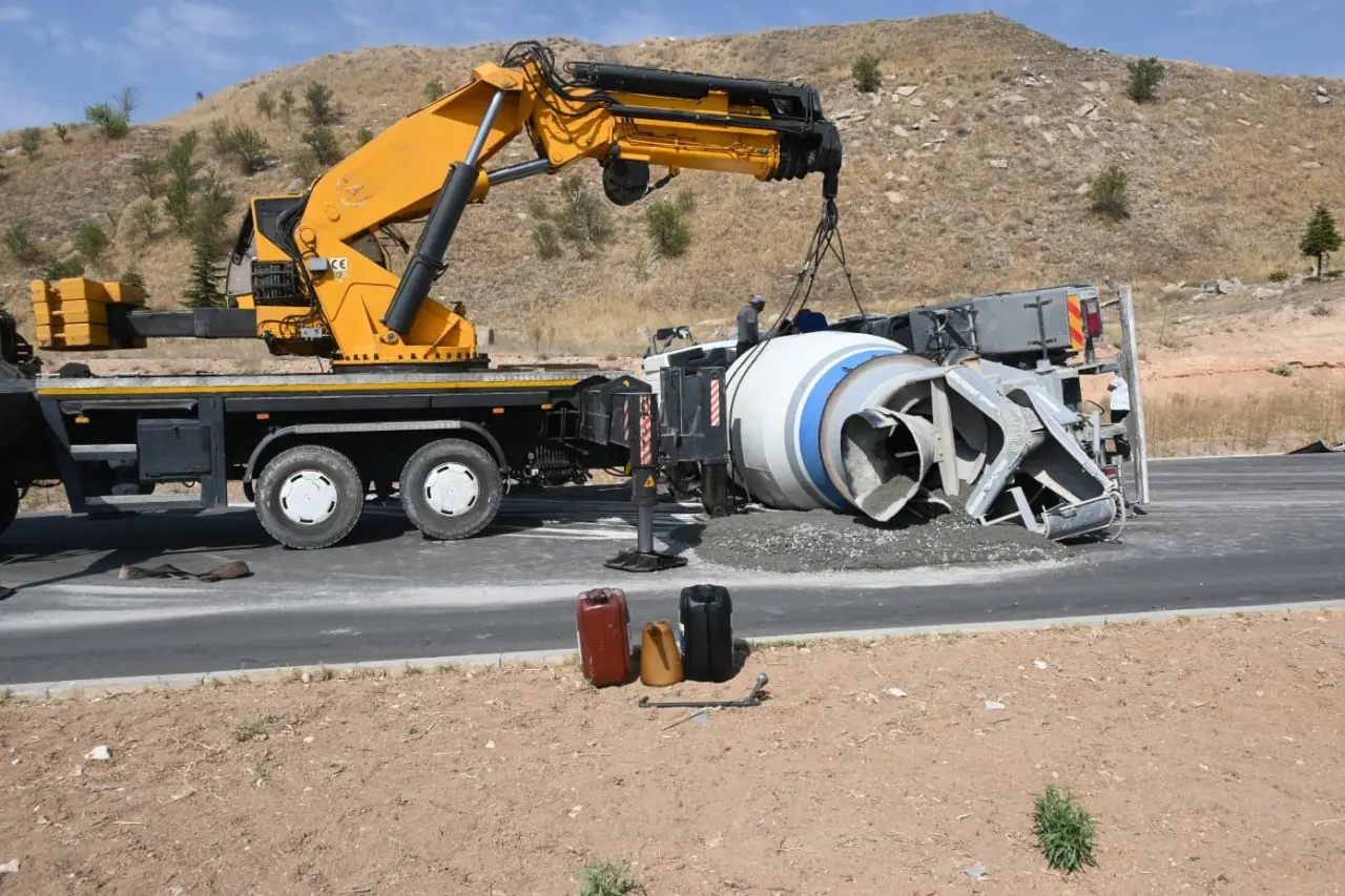 kontrolden-cikan-beton-mikseri-refuje-devrildi-1-yarali
