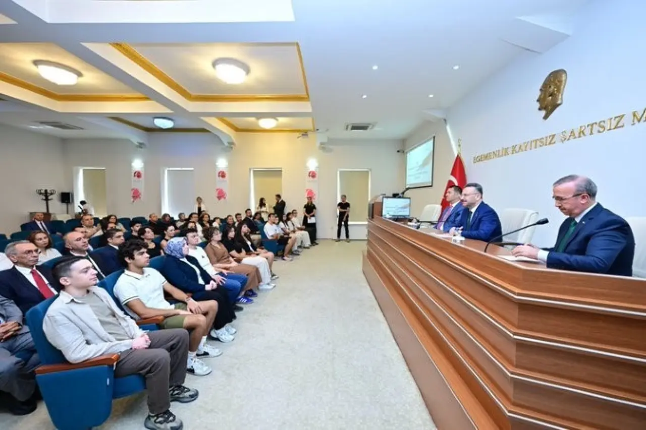 vali-aksoy-yksde-derece-yapan-ogrencilerle-bulustu