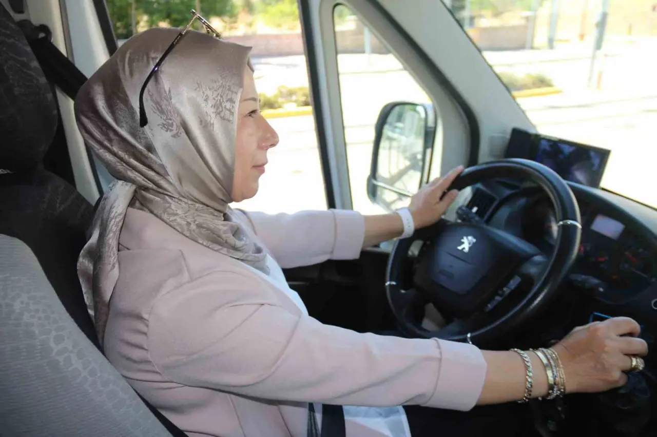 3-cocuk-annesi-kadin-direksiyonuna-gectigi-servisle-2-yildir-ogrenci-tasiyor