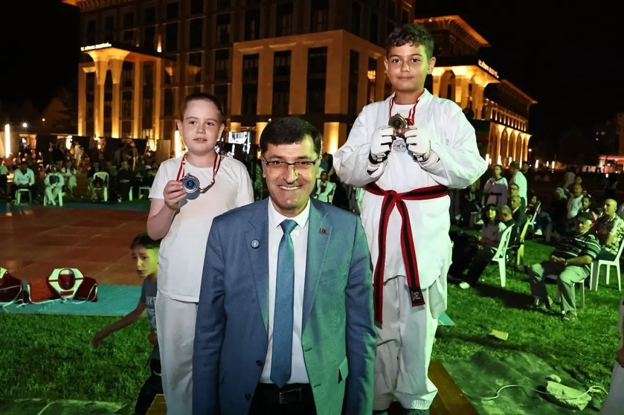 kutahyada-minikler-taekwondo-turnuvasi-renkli-goruntulere-sahne-oldu