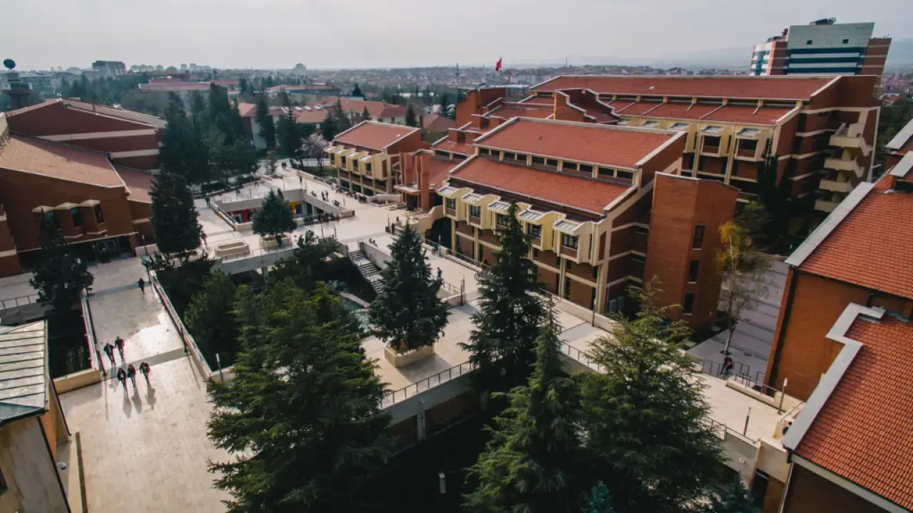 anadolu-universitesi-kutuphanesi-bilgiye-acilan-kapi-olmayi-surduruyor