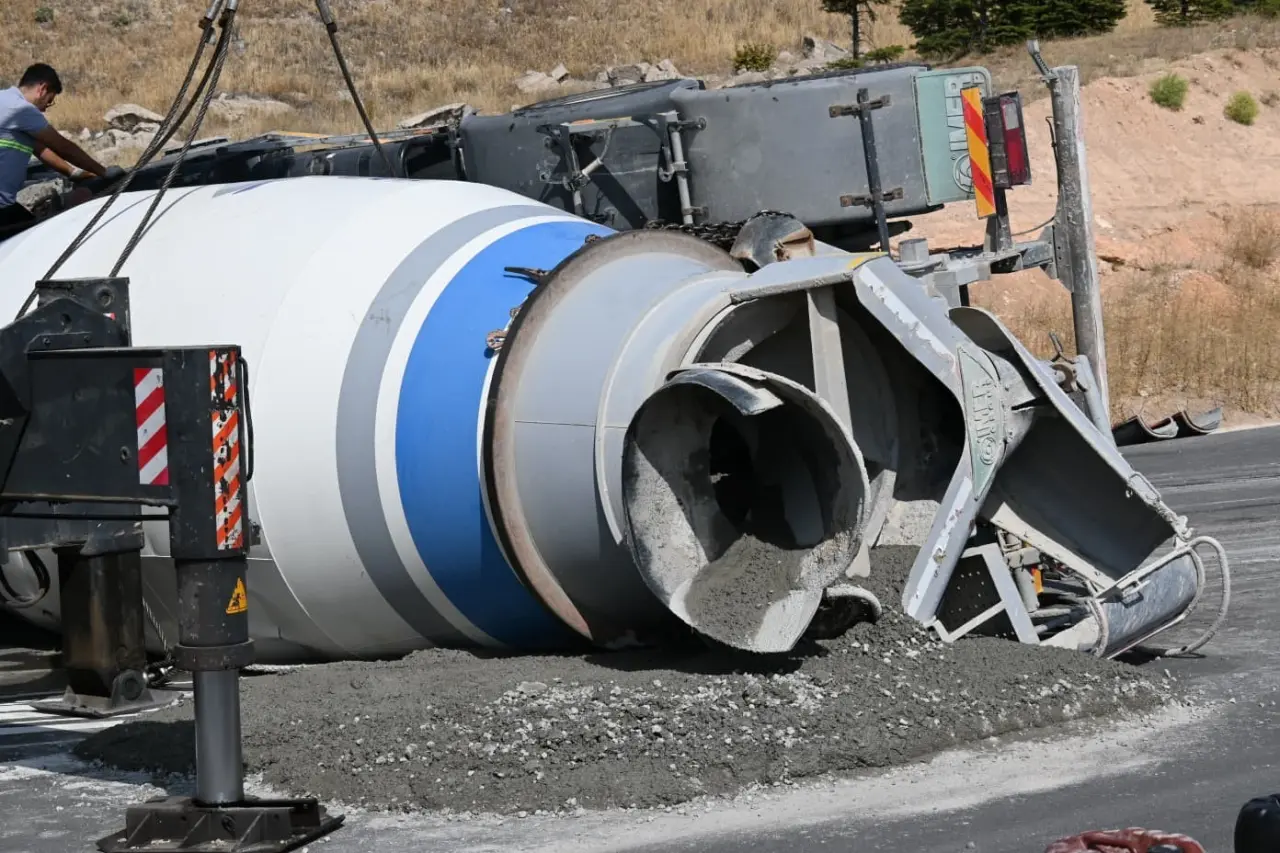 kontrolden-cikan-beton-mikseri-refuje-devrildi-1-yarali