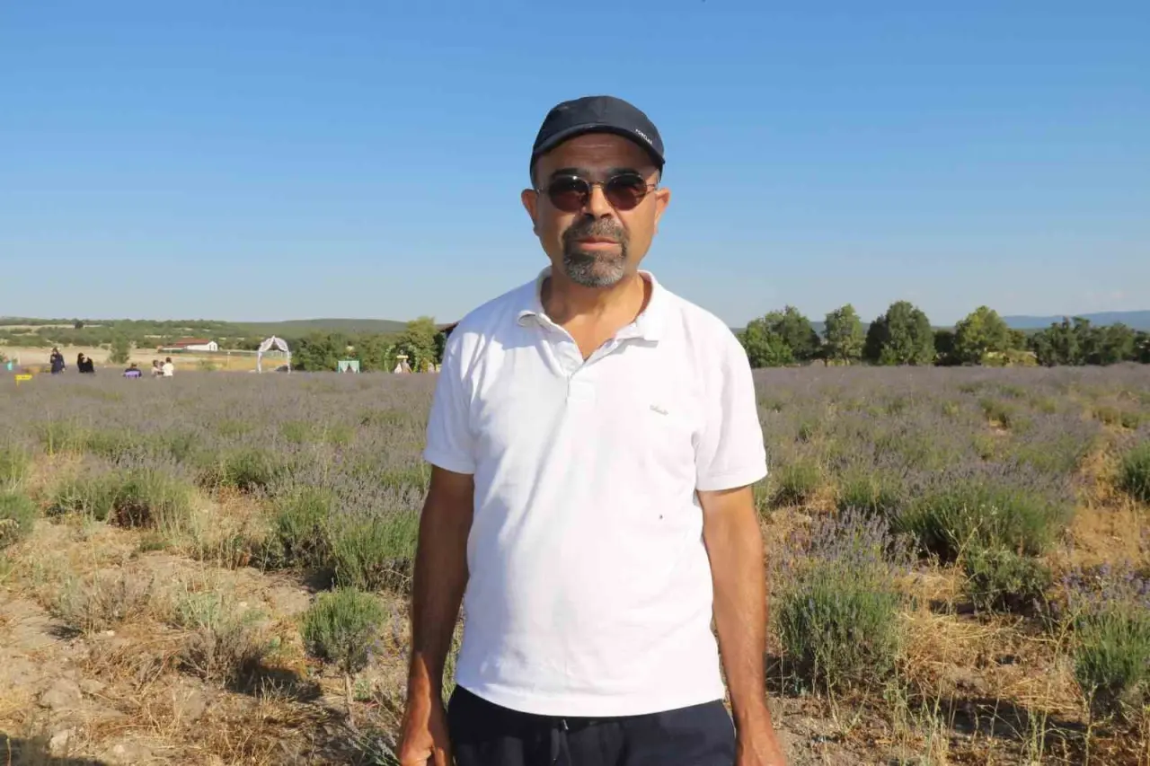 ektigi-lavantalar-ile-bahcesinde-morun-her-tonunu-barindiriyor
