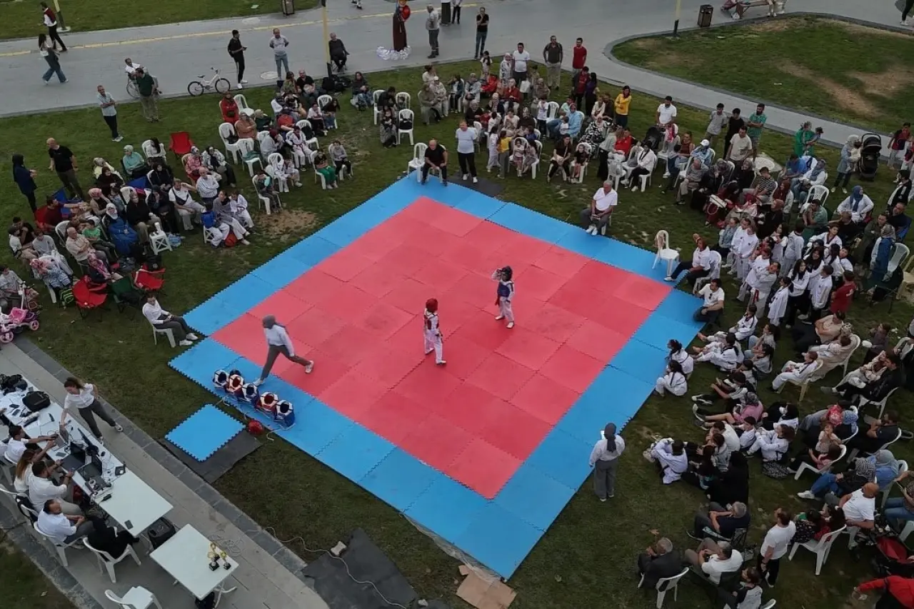 kutahyada-minikler-taekwondo-turnuvasi-renkli-goruntulere-sahne-oldu