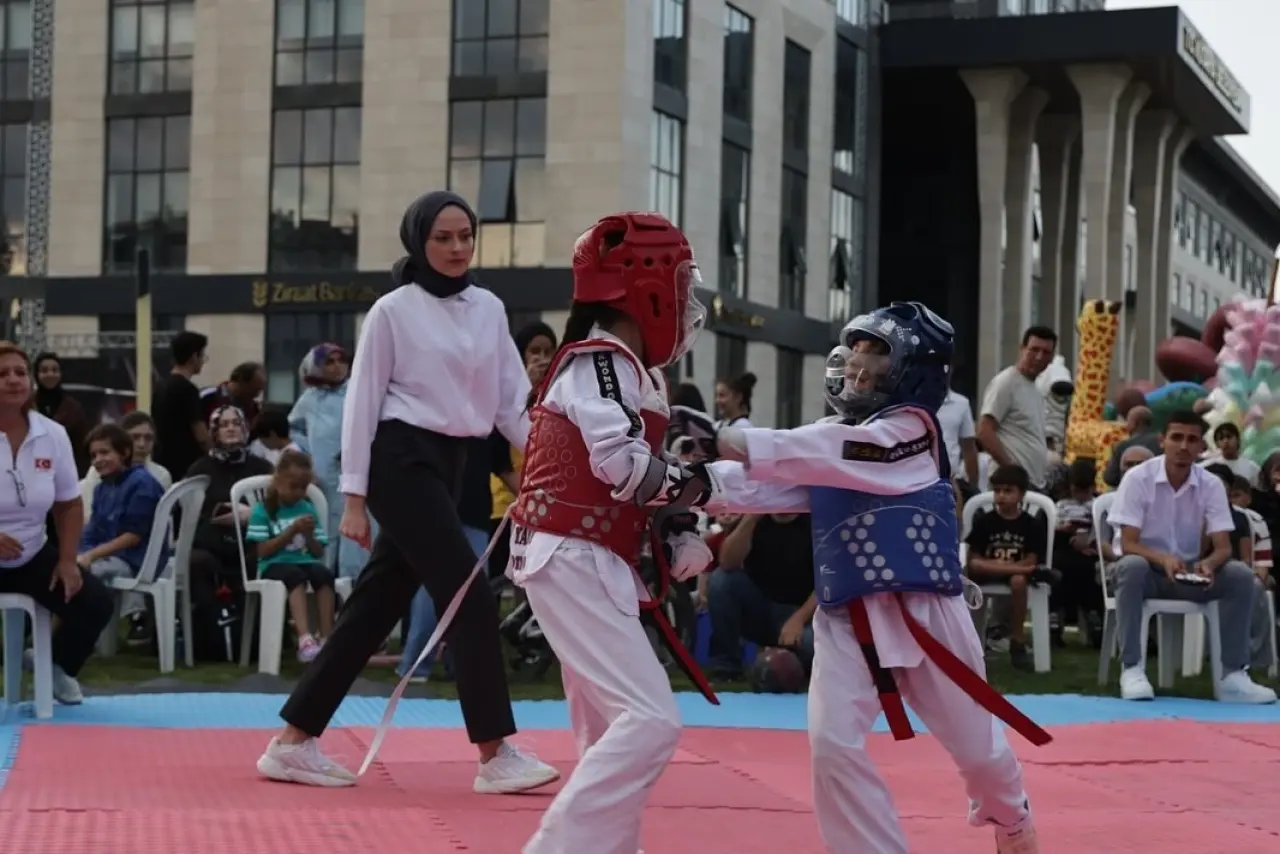 kutahyada-minikler-taekwondo-turnuvasi-renkli-goruntulere-sahne-oldu