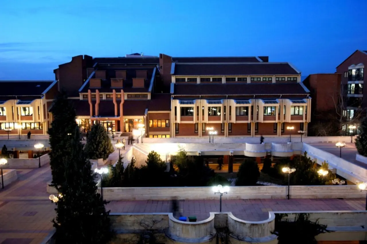 anadolu-universitesi-kutuphanesi-bilgiye-acilan-kapi-olmayi-surduruyor