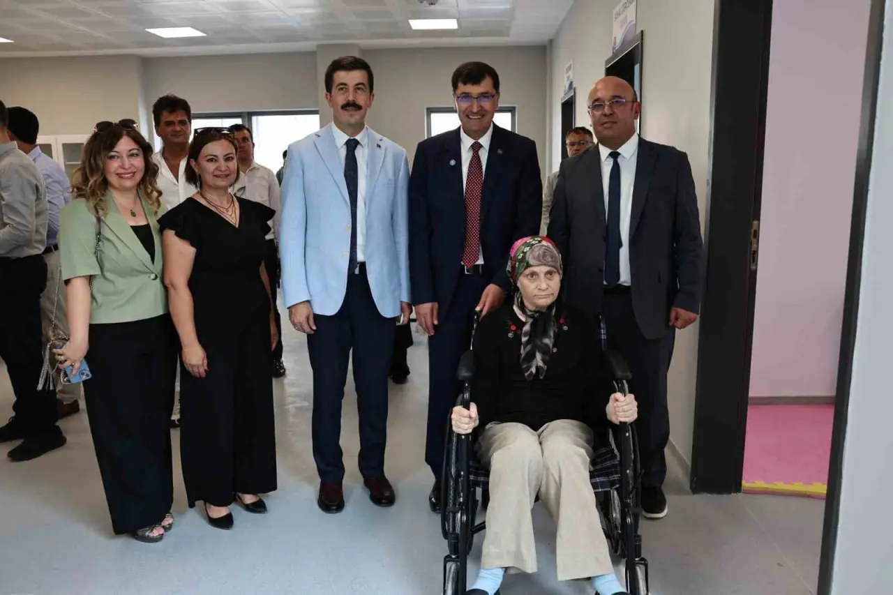kutahyada-yasli-ve-engelli-gunduz-yasam-merkezi-acildi