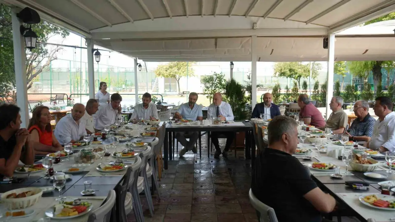 fikir-sofrasi-bulusmalari-tum-hiziyla-devam-ediyor